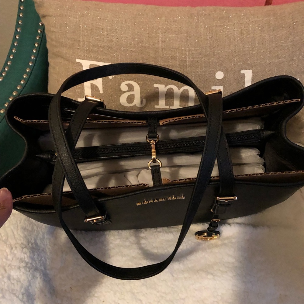 Michael Kors tote - Picture 2 of 3